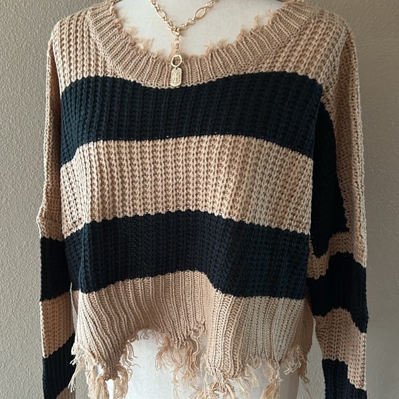 🆕Distressed striped sweater - Picture 9 of 9